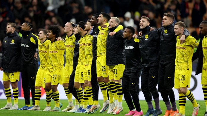 Soccer Football - Champions League - Group F - AC Milan v Borussia Dortmund - San Siro, Milan, Italy - November 28, 2023  Borussia Dortmund players celebrate after the match REUTERS/Claudia Greco