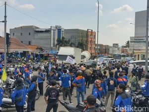 Tuntut Kenaikan Upah, Buruh Purwakarta Blokade Akses Tol Cipularang