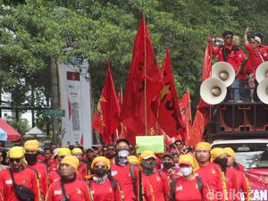 Buruh Kepung Gedung Sate Jelang Penetapan UMK 2024