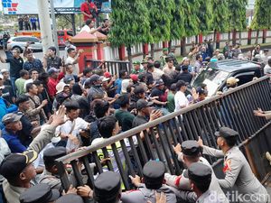 Demo Desak Pemkab Pangandaran Batalkan Pinjaman ke Bank Sempat Memanas Demo Desak Pemkab Pangandaran Batalkan Pinjaman ke Bank Sempat Memanas