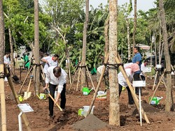 Didampingi Heru Budi, Jokowi Tanam Pohon di Pulogadung Jaktim