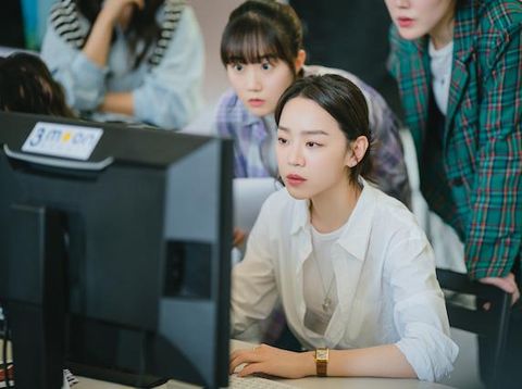 Drama Korea Welcome to Samdal-ri (2023) Shin Hye-sun dalam drama Korea Welcome to Samdal-ri (2023). (Netflix)