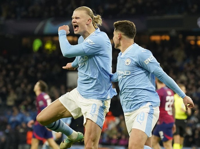 Manchester City's Julian Alvarez, right, celebrates with Manchester City's Erling Haaland after scoring his side's third goal during the group G Champions League soccer match between Manchester City and RB Leipzig at the Etihad stadium in Manchester, England, Tuesday, Nov. 28, 2023. (AP Photo/Dave Thompson)