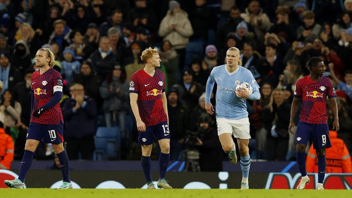 Striker Man City Erling Haaland (biru) menjebol gawang RB Leipzig dalam lanjutan Liga Champions. (Foto: JASON CAIRNDUFF/Action Images via Reuters)