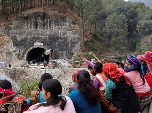 Evakuasi Pekerja Tambang di India Diiring Doa dan Jadi Tontonan