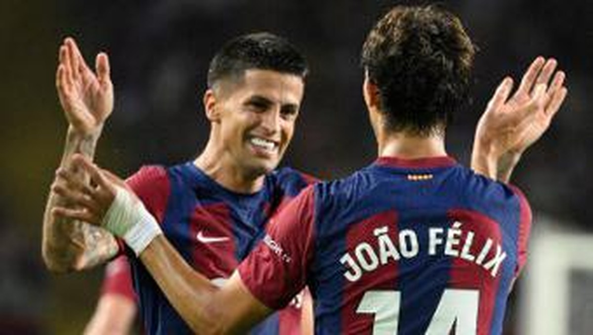 Joao Cancelo dan Joao Felix sama-sama ingin dipertahankan Barcelona. (Foto: JOSEP LAGO/AFP)
