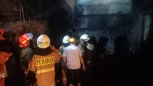 Kebakaran terjadi di permukiman padat penduduk di Muara Angke, Pluit, Jakarta Utara. Kebakaran tersebut disebabkan genset yang mengalami korsleting listrik. (dok Damkar Jakut)