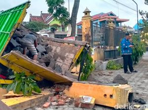 Brakk! Truk Hantam Barak Pengungsian Merapi di Demak Ijo Klaten