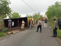 Patah As Roda, Truk Muatan Pasir Terguling di Tanjakan Tompak Kulon Progo