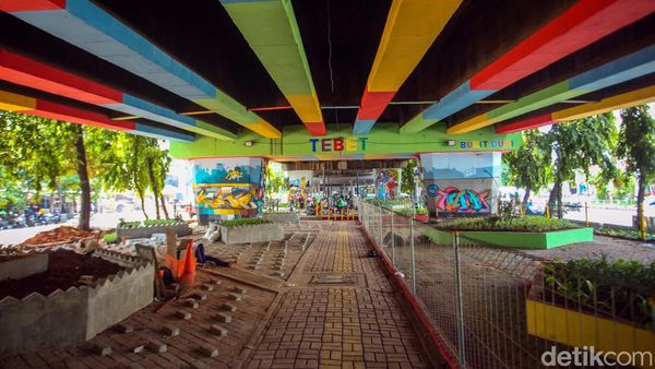 Kolong Jalan Layang Tebet Dipercantik, Nih Lihat