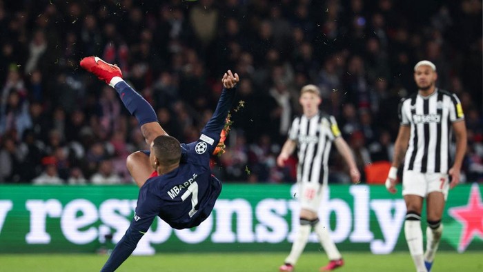 Paris Saint-Germains French forward #07 Kylian Mbappe tries an acrobatic shot during the UEFA Champions League 1st round, day 5, Group F football match between Paris Saint-Germain (PSG) and Newcastle United on November 28, 2023 at the Parc des Princes stadium in Paris. (Photo by FRANCK FIFE / AFP)
