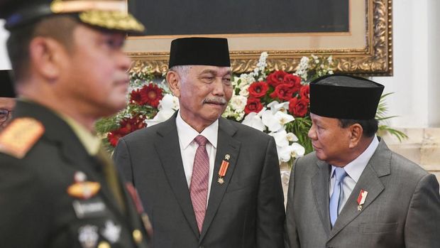 Menko Marves Luhut Binsar Pandjaitan (tengah) berbincang dengan Menteri Pertahanan Prabowo Subianto (kanan) saat menghadiri pelantikan Jenderal TNI Maruli Simanjuntak menjadi Kepala Staf TNI Angkatan Darat (KSAD) di Istana Negara, Jakarta, Rabu (29/11/2023). Presiden Joko Widodo melantik Jenderal TNI Maruli Simanjuntak menjadi KSAD menggantikan Jenderal TNI Agus Subiyanto yang telah menjadi Panglima TNI. ANTARA FOTO/Hafidz Mubarak A/aww.