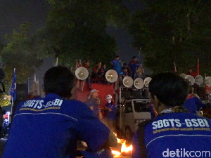 Massa Buruh Masih Bertahan di Depan Gedung Sate Malam Ini