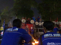 Massa Buruh Masih Bertahan di Depan Gedung Sate Malam Ini