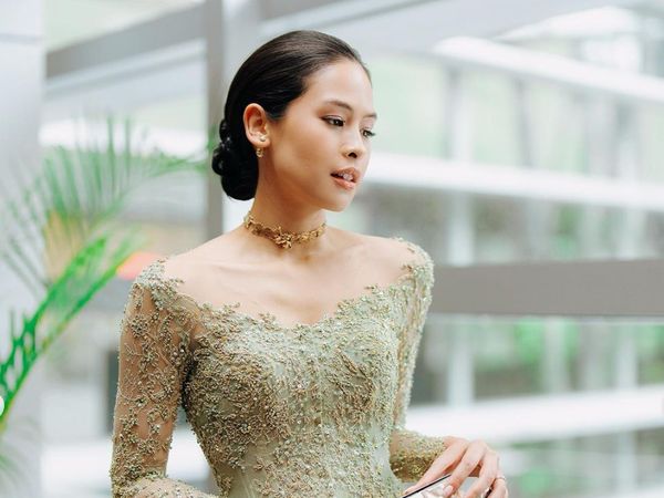 7 Potret Maudy Ayunda Jadi Bridesmaid Berkebaya Sage, Pesonanya Bikin Terpana