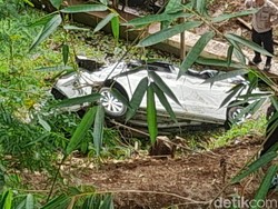 Pengantin Baru dan Ortu Tewas, Avanza di Sumedang Masuk Jurang lalu ke Kolam