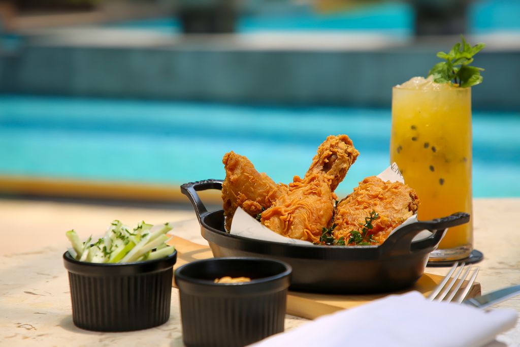 Nikmati suasana sore tenang di Navina Pool Bar, Raffles Jakarta