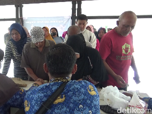 Ratusan Warga Lumajang Rela Antre Beras-Gula saat Operasi Pasar