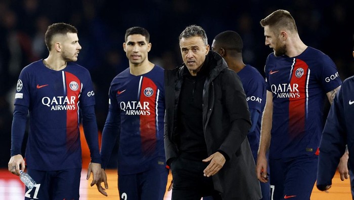 Soccer Football - Champions League - Group F - Paris St Germain v Newcastle United - Parc des Princes, Paris, France - November 28, 2023  Paris St Germain coach Luis Enrique, Achraf Hakimi Milan Skriniar and Lucas Hernandez react after the match REUTERS/Stephane Mahe