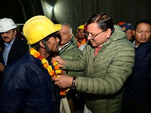 Pekerja India yang Terjebak di Terowongan Berhasil Dievakuasi