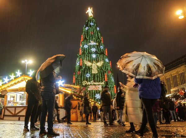 Potret Pohon Setinggi 45 Meter Hiasi Pasar Natal di Dortmund