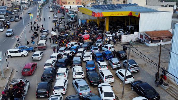 Potret Warga Gaza Antre BBM dan Gas