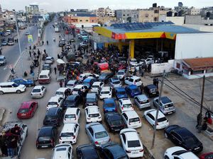 Potret Warga Gaza Antre BBM dan Gas