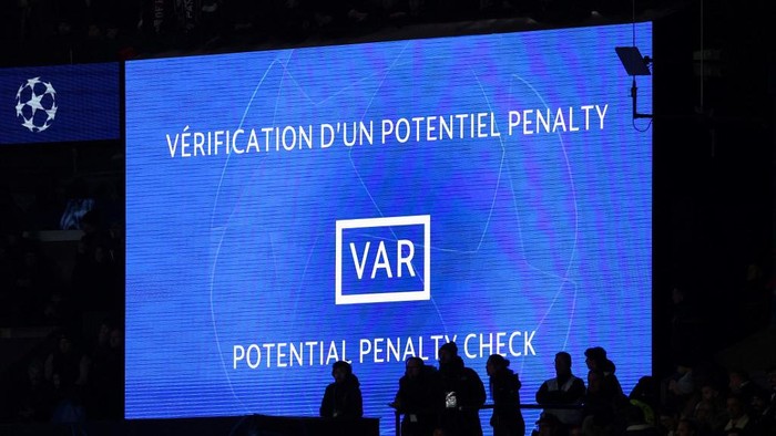 A giant screen indicates a potential penalty check during the UEFA Champions League 1st round, day 5, Group F football match between Paris Saint-Germain (PSG) and Newcastle United on November 28, 2023 at the Parc des Princes stadium in Paris. (Photo by FRANCK FIFE / AFP)