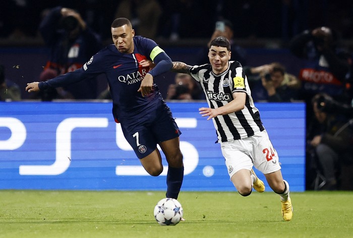 Soccer Football - Champions League - Group F - Paris St Germain v Newcastle United - Parc des Princes, Paris, France - November 28, 2023  Paris St Germains Kylian Mbappe in action with Newcastle Uniteds Miguel Almiron REUTERS/Stephane Mahe