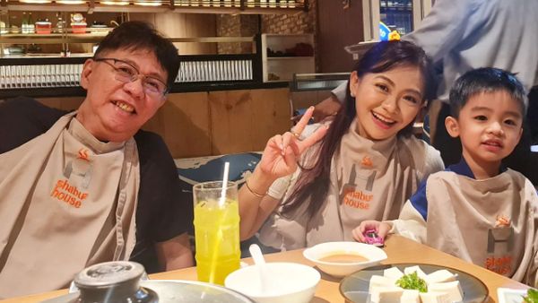 Puspa Dewi Asyik Kulineran Bareng Cucu dan Menantu di Korea Selatan