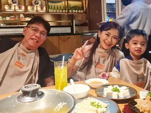 Puspa Dewi Asyik Kulineran Bareng Cucu dan Menantu di Korea Selatan Puspa Dewi Asyik Kulineran Bareng Cucu dan Menantu di Korea Selatan