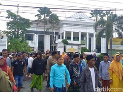 Bendahara Desa Jadi Tersangka Korupsi BLT, Ratusan Warga Demo Kejari Sampang