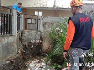 Banjir Sempat Rendam Jalur Batu-Kediri gegara Sampah Sumbat Saluran Air Banjir Sempat Rendam Jalur Batu-Kediri gegara Sampah Sumbat Saluran Air