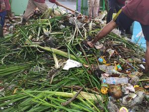 Genangan Saat Surabaya Diguyur Hujan Imbas Tumpukan Sampah di Rumah Pompa Genangan Saat Surabaya Diguyur Hujan Imbas Tumpukan Sampah di Rumah Pompa