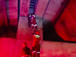 Meong.... Kucing Terjebak di Sela Jembatan KRL Matraman Dievakuasi Damkar