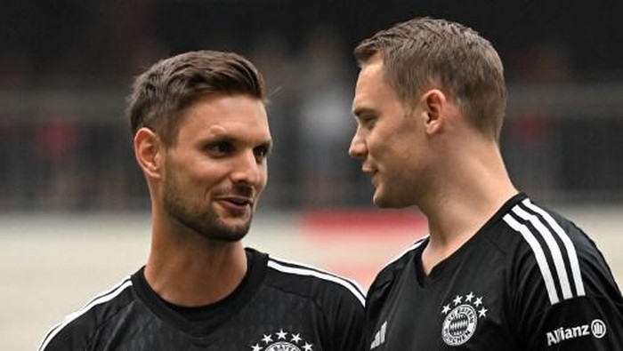 Bayern Munichs goalkeeper Manuel Neuer (R) and Bayern Munichs goalkeeper Sven Ulreich (L) talk together during the team presentation of the German first division Bundesliga club Bayern Munich in the stadium in Munich, southern Germany, on July 23, 2023. (Photo by Christof STACHE / AFP)