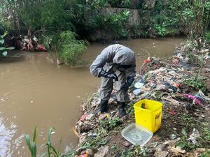 Viral Gegana Polda Metro Turun ke Kali Berbusa di Depok, Ada Apa? Viral Gegana Polda Metro Turun ke Kali Berbusa di Depok, Ada Apa?