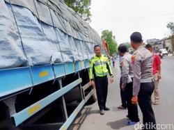 ASN Tewas Terlindas Trailer Muat 50 Ton Besi di Jalur Pantura Situbondo
