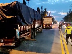 Truk Fuso Tabrak Tronton di Jalan Poros Lamongan, Sopir Terjepit