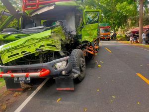 Tabrakan 2 Truk Tronton di Jalan Denpasar-Gilimanuk, Ringsek Berat Tabrakan 2 Truk Tronton di Jalan Denpasar-Gilimanuk, Ringsek Berat
