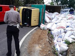 Truk Muat Kotoran Ayam Terguling di Bokong Semar Jalan Jogja-Wonosari