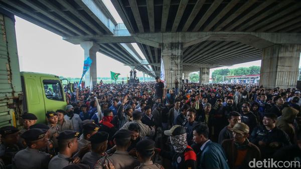 Aksi Buruh Cikarang Paksa Masuk Tol, Tak Terima UMK 2,50%