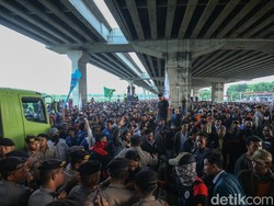 Gelombang Demo Tuntut Kenaikan Upah Ricuh di Sejumlah Wilayah