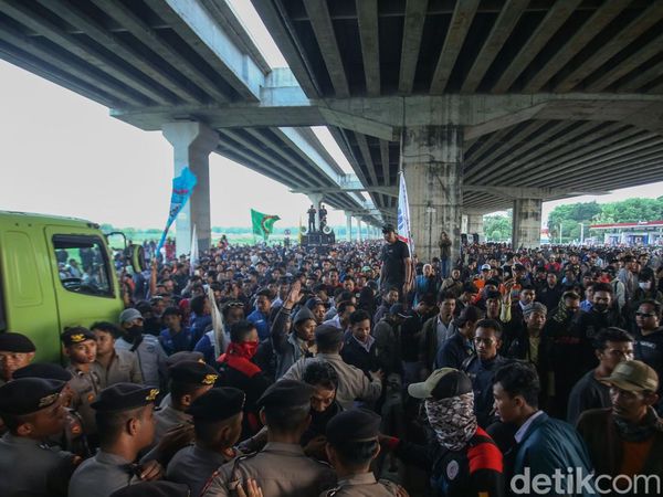 Aksi Buruh Cikarang Paksa Masuk Tol, Tak Terima UMK 2,50%
