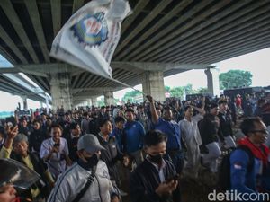 Lagi-lagi Aksi Massa Buruh di Bekasi Bikin Tol Macet di Sana-sini Lagi-lagi Aksi Massa Buruh di Bekasi Bikin Tol Macet di Sana-sini