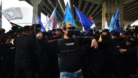 Buruh Kabupaten Bekasi Demo Tuntut Upah Naik