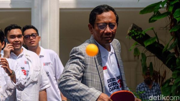 Aksi Mahfud Md Main Tenis Meja Lawan Once Mekel