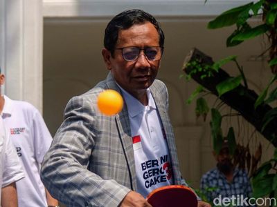 Aksi Mahfud Md Main Tenis Meja Lawan Once Mekel