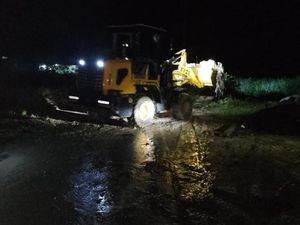 4 Titik Longsor Tutupi Jalan di Taput, Lalulintas 2 Arah Sempat Macet Panjang