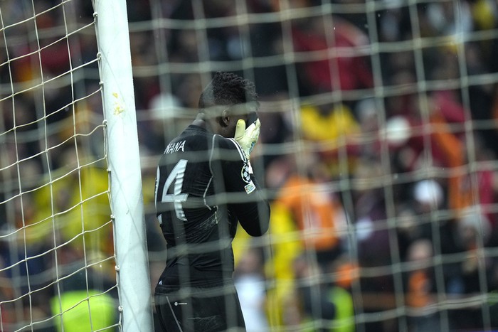 Manchester Uniteds goalkeeper Andre Onana reacts during the Champions League group A soccer match between Galatasaray and Manchester United in Istanbul, Turkey, Wednesday, Nov. 29, 2023. (AP Photo/Francisco Seco)